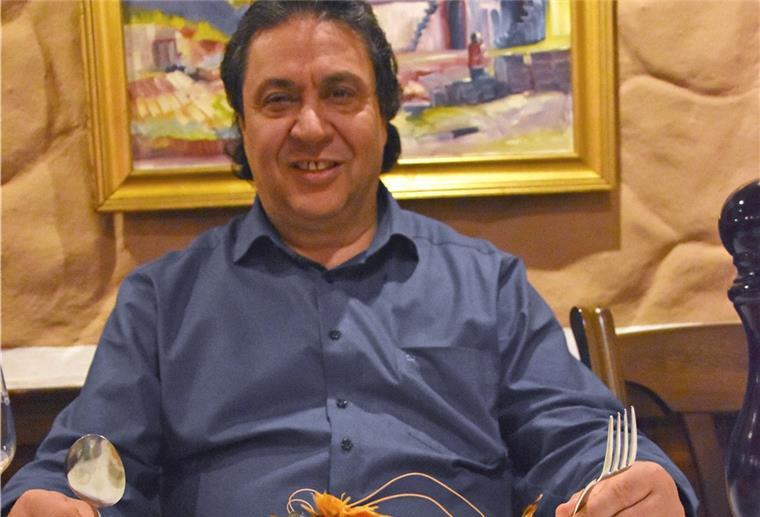 Der Inhaber Ciro Pezzolla vor einem Teller mit Spaghetti Frutti di Mare.