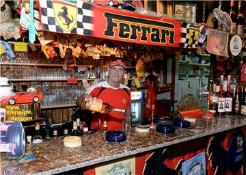 Inhaber Hans Schulz schenkt in der Ferrari-Kneipe am Flötenkiel aus.