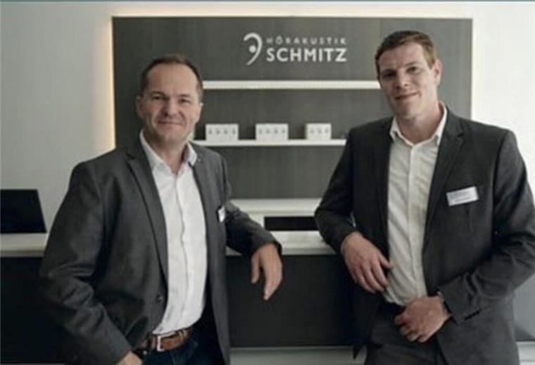 zwei männer im Anzug