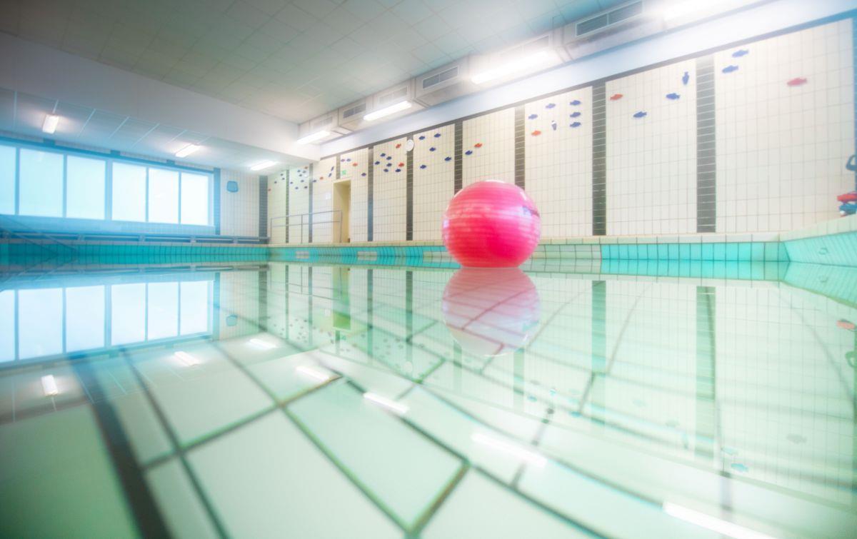 Bremerhaven: Schulschwimmbecken in Grünhöfe wird saniert Innenansicht des 54 Jahre alten Lehrschwimmbeckens in der Fritz-Reuter-Schule. Foto: Hartmann