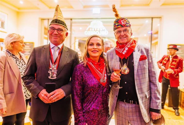 Innenminister Thomas Strobl (l), zusammen mit Regina Halmich und Europaparl-Chef Roland Mack bei der Verleihung der Narrenschelle.