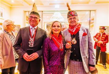 Innenminister Thomas Strobl (l), zusammen mit Regina Halmich und Europaparl-Chef Roland Mack bei der Verleihung der Narrenschelle.