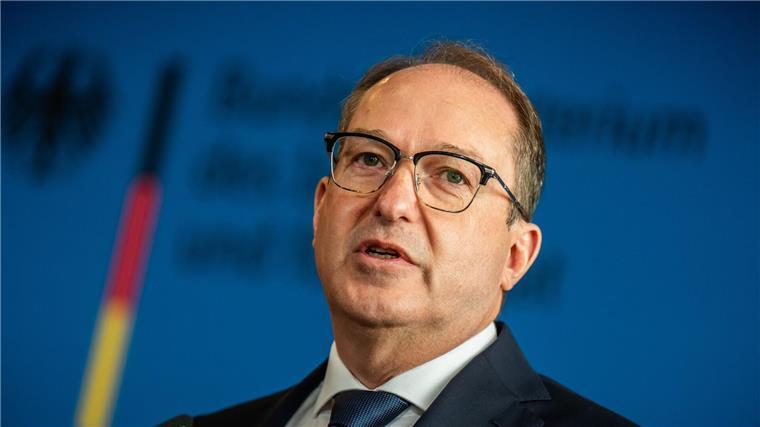 Innenminister verbietet Reichsbürger-Gruppe. 
