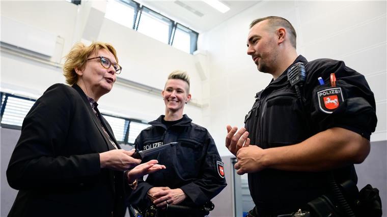 Bodycams und Co. – Polizei soll mehr Befugnisse bekommen Innenministerin Behrens, hier mit einem Übungsmesser der Polizei, sieht veränderte Herausforderungen für die Sicherheitsbehörden. (Archivbild)