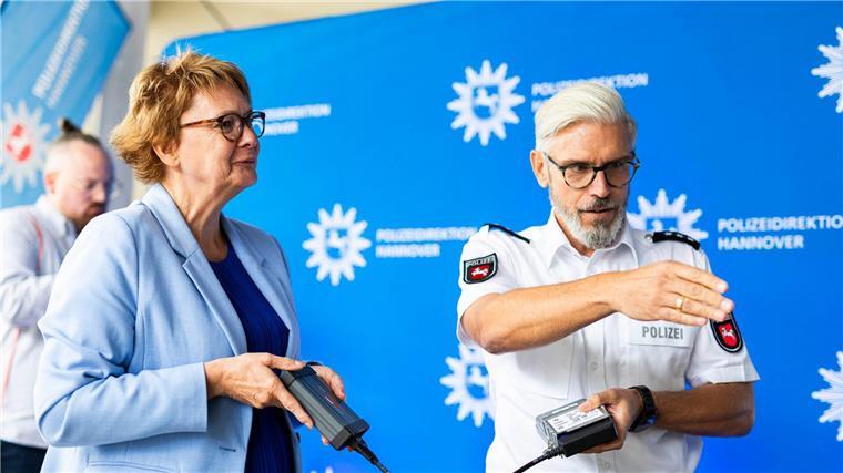 Polizei liest Unfalldaten aus – Ministerin will Ausbau Innenministerin Behrens mit einem Auslesegerät: Es dient dazu, die Blackbox moderner Autos auszulesen.