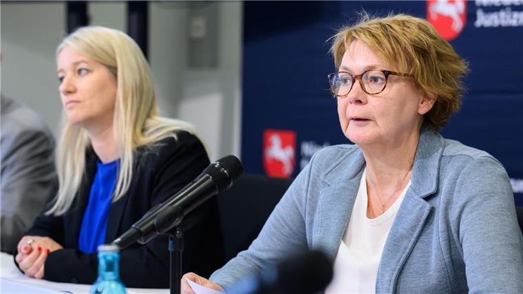 Innenministerin Behrens (rechts) und Justizministerin Wahlmann (beide SPD) stellten gemeinsam das Lagebild von Polizei und Justiz zur Clankriminalität in Niedersachsen vor.