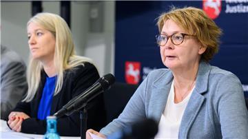 Innenministerin Behrens (rechts) und Justizministerin Wahlmann (beide SPD) stellten gemeinsam das Lagebild von Polizei und Justiz zur Clankriminalität in Niedersachsen vor.