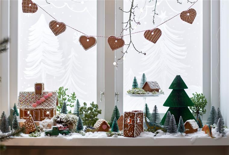  Traditionelle Weihnachtsdeko an einem Fenster