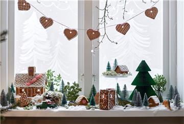  Traditionelle Weihnachtsdeko an einem Fenster