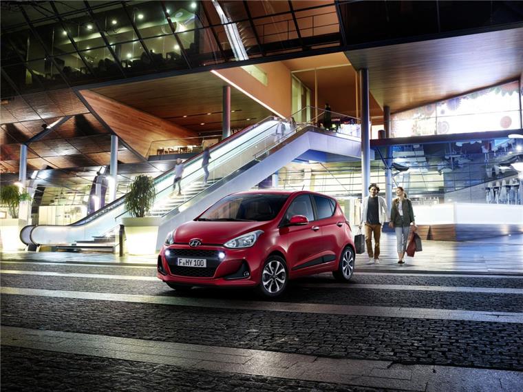 Roter Hyundai i10 bei Nacht