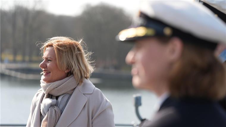 Ins Gespräch kam Högl auch mit der Kommandeurin des 3. Minensuchgeschwaders Inka von Puttkamer (rechts).