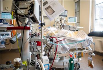 Ins künstliche Koma verlegt werden und nicht zu wissen, ob man wieder aufwacht - auch mit solchen Ängsten müssen Covid-19-Patienten zurecht kommen.
