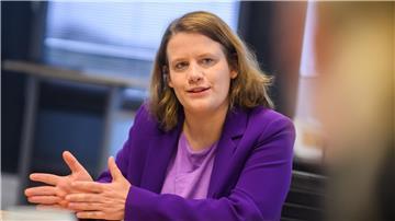 Insbesondere für junge Kinder könne der Social-Media-Konsum schädlich sein, warnt Ministerin Julia Willie Hamburg. (Archivbild)