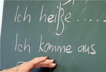 Ein Deutschkurs für Flüchtlinge findet in der Gemeinschaftsunterkunft in Güstrow (Mecklenburg-Vorpommern) statt. 
