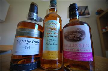 Insgesamt 11 Flaschen Whisky hat ein Ladendieb am Montagabend aus einem Supermarkt an der Schiffdorfer Chausee klauen wollen. Auf welche Sorten er es genau abgesehen hatte, ist nicht bekannt.