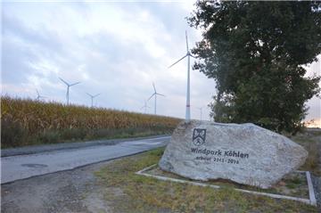 Insgesamt 16 Anlagen drehen sich im Windpark Köhlen. Interessierte Bürger könnten sich finanziell an dem Projekt beteiligen.