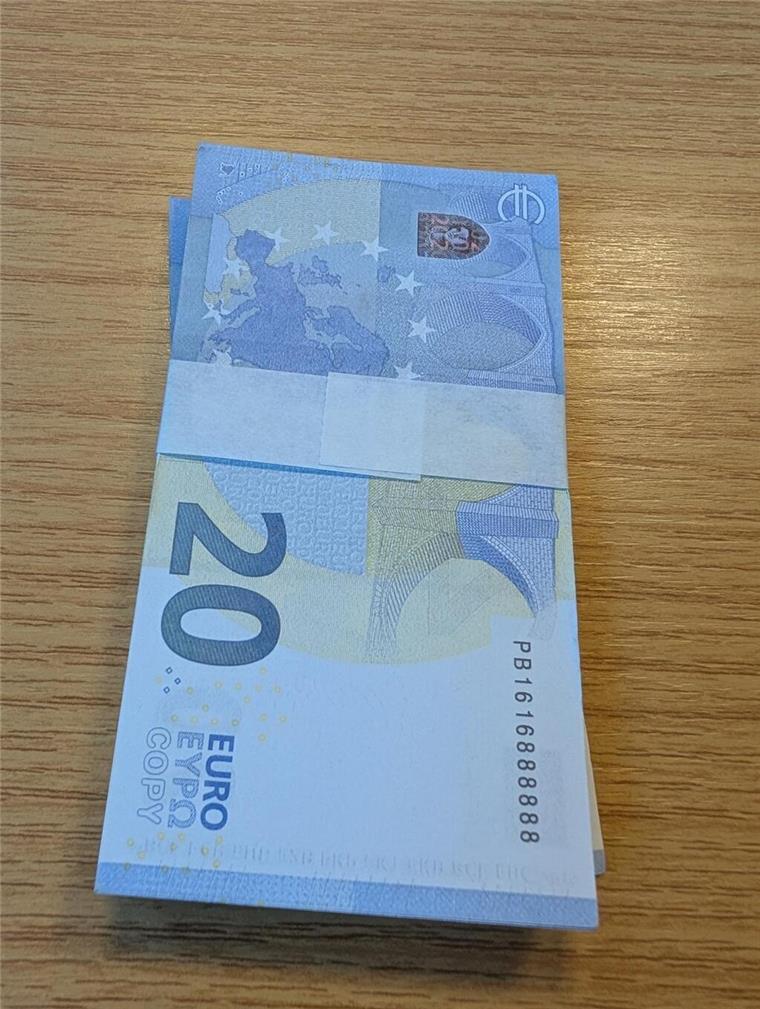 Bundespolizei stellt 198 gefälschte Geldscheine bei Teenager sicher Das von Polizei zur Verfügung gestellte Foto zeigt falsche 10-Euro- und 20-Euro-Scheine. Ein 15-Jähriger flog mit 198 falschen Geldscheinen auf. Die Polizei ermittelt wegen Falschgeldverbreitung.