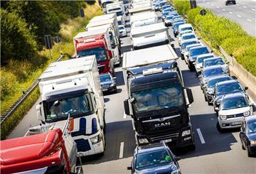 Fahrzeuge stauen sich auf der Autobahn 2 