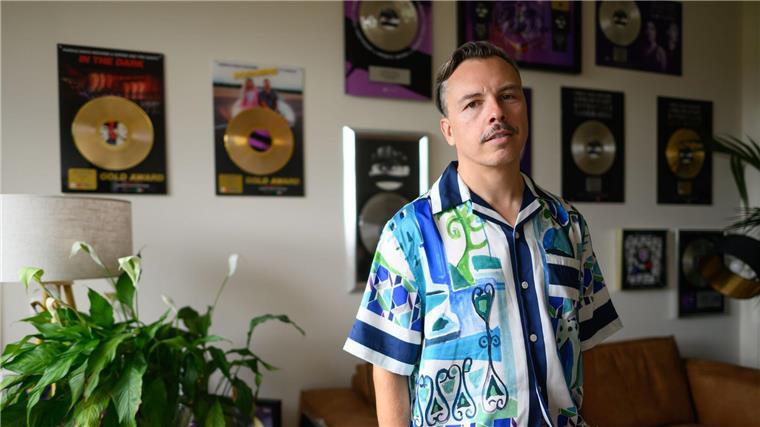 Purple Disco Machine über Heimat und Erfolg Insgesamt 37 Platin- und 14 Goldene Schallplatten hat Purple Dicso Machine bisher bekommen.