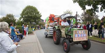 Insgesamt 73 Gruppen beteiligten sich am Festumzug durch Midlum. Foto: Leuschner