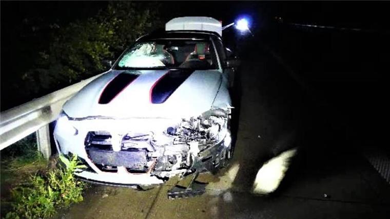 Unfallserie im Cuxland: Fünf Verletzte und mehr als 150.000 Euro Schaden Ein weißes Auto nach einem Unfall, sehr ramponiert. Insgesamt fünf Unfälle mit Verletzten im Landkreis Cuxhaven und auf der A27 (Foto): Die Cuxhavener Polizei mahnt zu Vorsicht, Aufmerksamkeit und nüchternem Fahren.