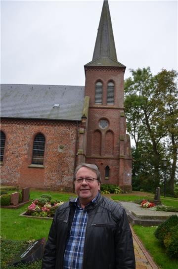 Insgesamt kümmert sich Hubert Helms um 62 Hektar Kirchenland. Wenn auf den Grundstücken, wie hier rund um die St.-Marcellinus- und Petrus-Kirche etwas zu tun ist, packt er gerne auch selbst an.