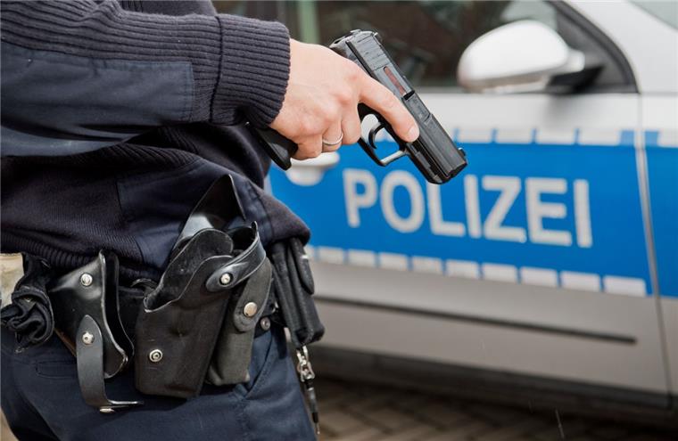 Insgesamt seien bei Razzien in Niedersachsen und Schlewswig-Holstein sechs Objekte durchsucht worden. Im Fokus standen Asylbewerber aus Syrien.