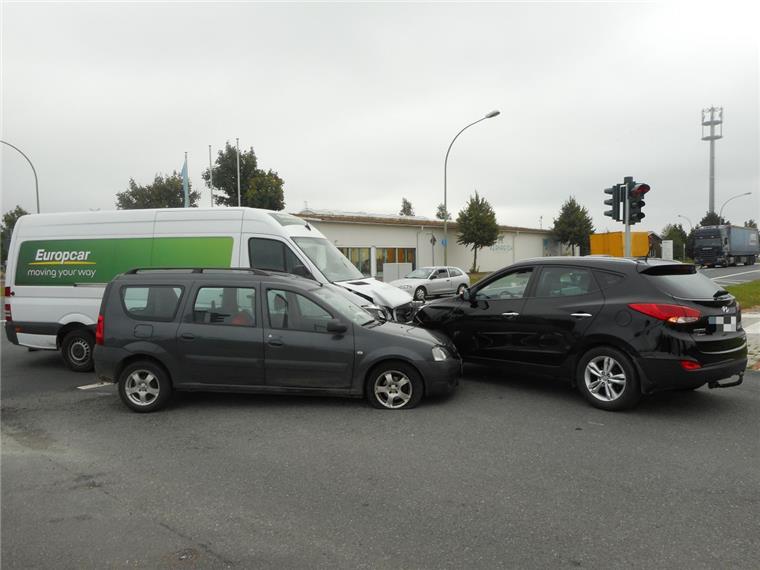 Insgesamt sind drei Fahrzeuge in den Unfall am Lunedeich in Wulsdorf verwickelt. Der Sachschaden beträgt 25.000 Euro.