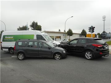 Insgesamt sind drei Fahrzeuge in den Unfall am Lunedeich in Wulsdorf verwickelt. Der Sachschaden beträgt 25.000 Euro.