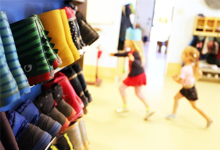 Kinder laufen in der Kindertagesstätte, Kita Morgenland durch den Flur. Die Kindertagesbetreuung in Nordrhein-Westfalen kehrt zurück in den Regelbetrieb. +++ dpa-Bildfunk +++