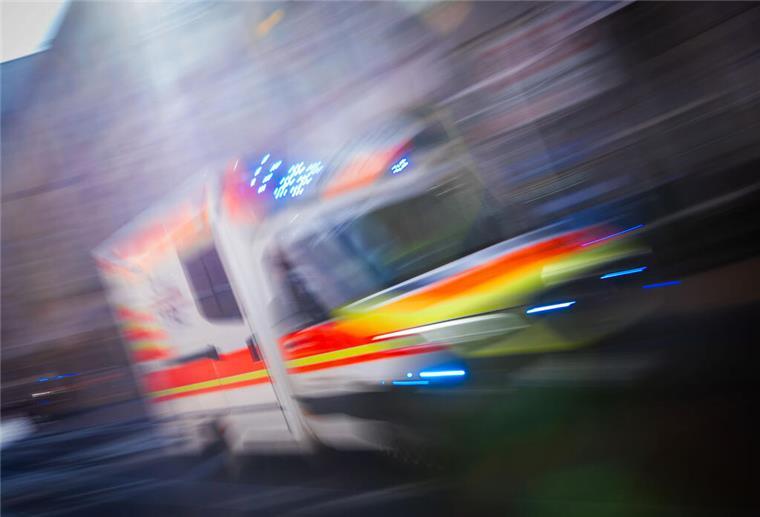 Schwerer Unfall auf der B212: 78-jähriger Nordenhamer ist gestorben Ein Rettungsfahrzeug ist mit Blaulicht auf einer Straße in der Innenstadt unterwegs.