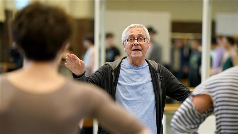 Intendant John Neumeier mit  Tänzerinnen und Tänzern bei einer Probe zu „Odyssee“ im Ballettsaal.