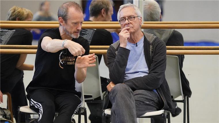 Intendant John Neumeier (r) und Lloyd Riggins, stellvertretender Ballettdirektor, bei einer Probe zu „Odyssee“ im Ballettzentrum Hamburg.
