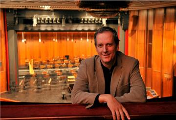 Intendant Ulrich Mokrusch hat zwar einen Not-Spielplan in der Tasche, aber die Bühne bleibt erst mal leer. Orchester und Opernchor wurden in die heimische Übe-Klausur geschickt.