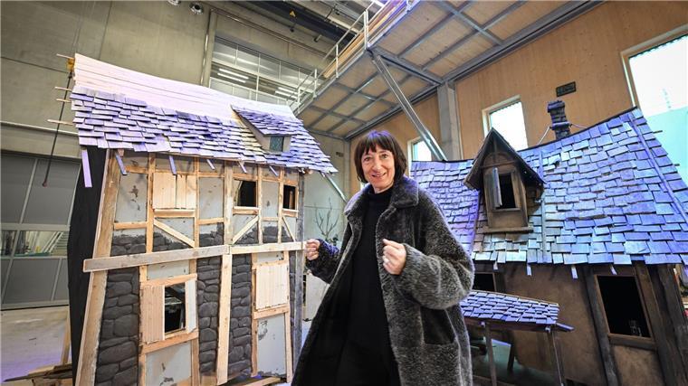 Intendantin Elisabeth Sobotka warte „schon fast euphorisch“ auf die erste Aufführung der diesjährigen Bregenzer Festspiele. Das Foto stammt aber noch aus der Montagehalle für die Kulissenteile im Februar.