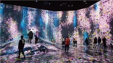 Interaktives Erlebnis: Die Kunstwerke vom teamLab bewegen sich frei durch die Räume, dehnen sich aus und beeinflussen sich gegenseitig. Und sie reagieren auf Bewegungen.