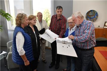 Interessengemeinschaft Wasserwerk Wulsdorf übergibt 2190 Unterschriften an Brigitte Lückert. 