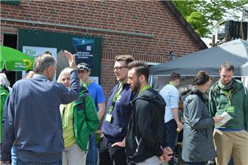 Interessierte Besucher ließen sich an Informationsständen zum Thema Naturschutz, Moore, Bienen und vieles mehr informieren.