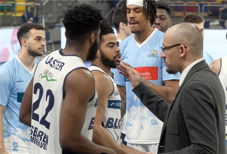 Interimstrainer Allen Ray Smith (rechts) und die Eisbären-Profis wollen es unbedingt in die Playoffs schaffen.