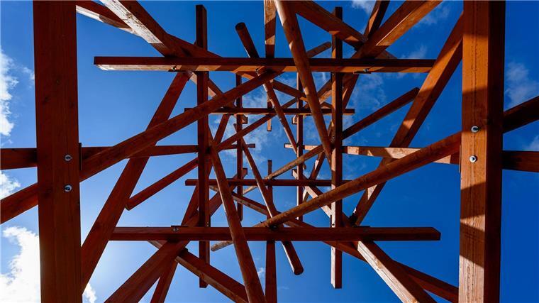 Größtes Projekt von Chemnitz als Kulturhauptstadt nun offen Internationale Kunst am „Purple Path“: Die 14 Meter hohe Holzskulptur des Konzeptkünstlers Olaf Holzapfel. (Archivbild)