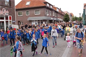 Invasion der Wanderer in der Fußgängerzone: Für jeden Teilnehmer, der mindestens drei der vier Abende mitmarschiert ist, gibt es die Medaille. Pokale und einen Zuschuss für die Kasse sind für die besten Schul- und Kita-Gruppen ausgelobt. Daneben werden Formationenn ausgezeichnet.  