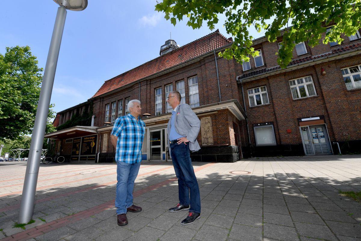 Der Leher Bahnhof in Bremerhaven ist verkauft Investor Klaus Sabah (links) aus Bremen hat den Leher Bahnhof in Bremerhaven gekauft und will das denkmalgeschützte Gebäude sorgfältig sanieren und vermieten. Darüber freut sich auch Makler Bernd Schomaker.