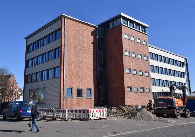 Inzwischen ist das Gebäude saniert und Asbestfrei. Doch während der Sanierungsarbeiten sind Arbeiter der FBG in Kontat mit dem gefährlichen Stoff gekommen.