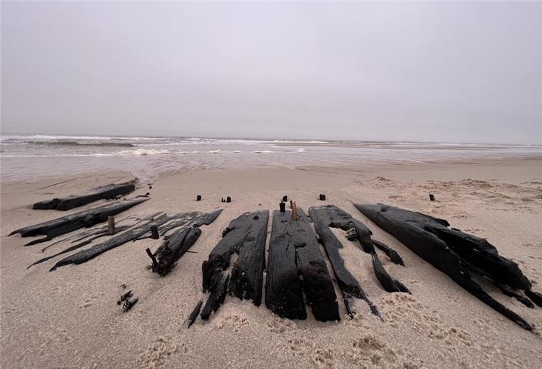 Verwitterte Überreste eines Schiffes liegen bei Ebbe am Strand vor Sylt (Rantum).