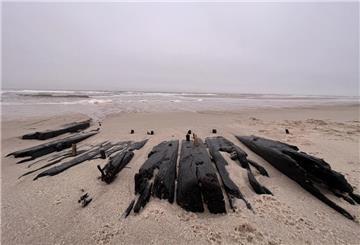 Verwitterte Überreste eines Schiffes liegen bei Ebbe am Strand vor Sylt (Rantum).