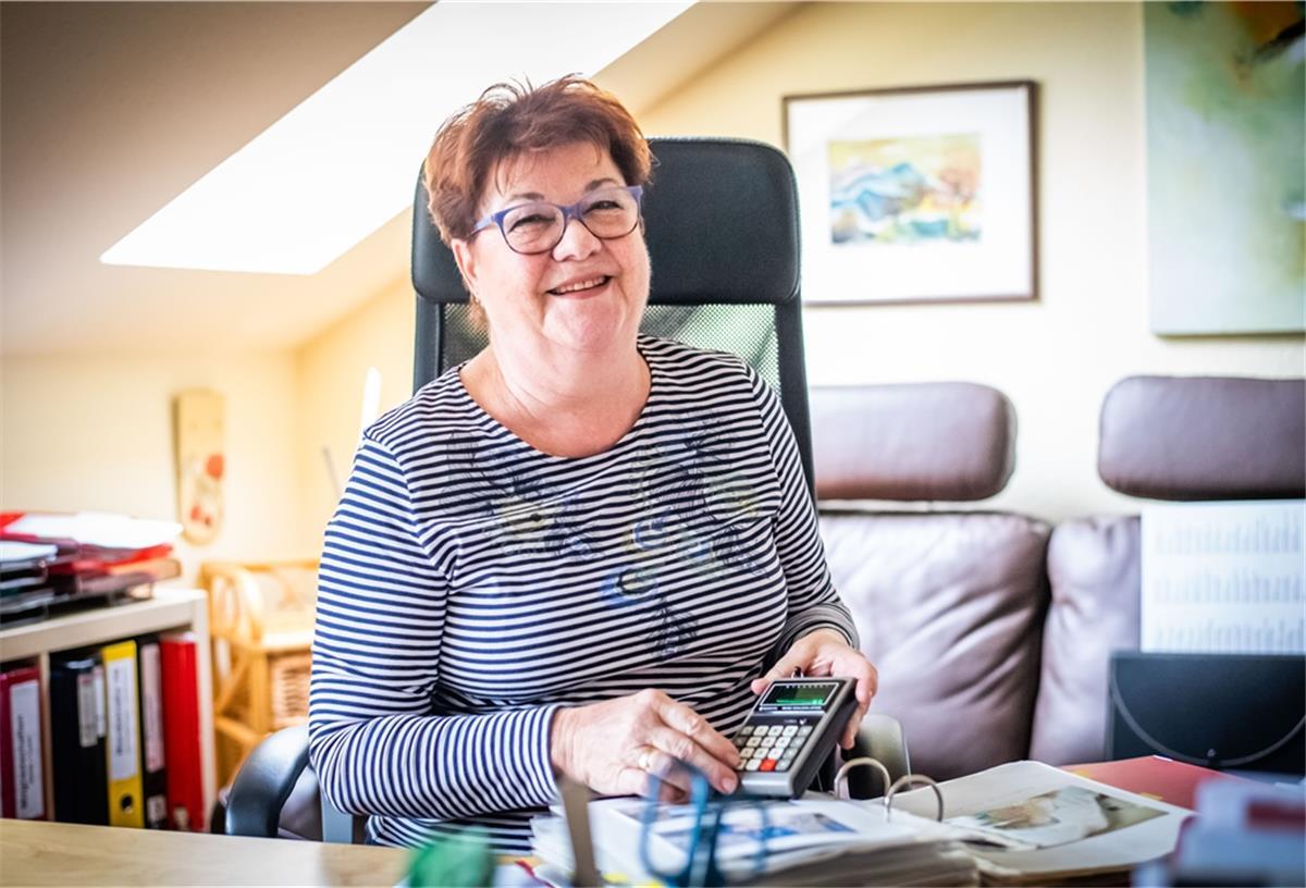 Irene Behrens hat für die Verwaltungsarbeit im Bundestag den Kalkulator von Bonn nach Berlin mitgenommen und heute noch auf dem Bremerhavener Sekretär.