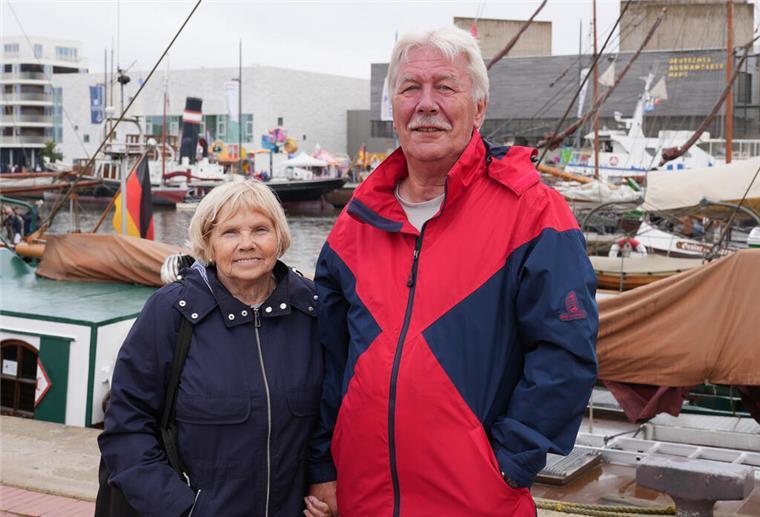 Maritime Tage: Lauter wundervolle Menschen... (Bildergalerie) Irene und Harald Meyer aus Bremen besuchen gerne die Maritimen Tage in Bremerhaven. Besonders der Dampfer "Welle" hat es ihnen angetan.