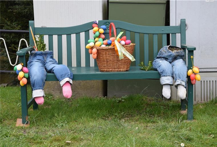 Irgendjemand hat die von der Dorfgemeinschaft liebevoll dekorierten Osterhasen an der Hoffer Straße kaputtgemacht.