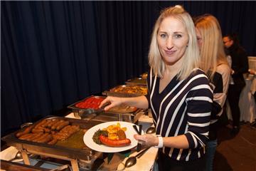 Irina Rumma beim Gang zum Büfett. Grünkohl-Party 2019 in der Stadthalle Bremerha...