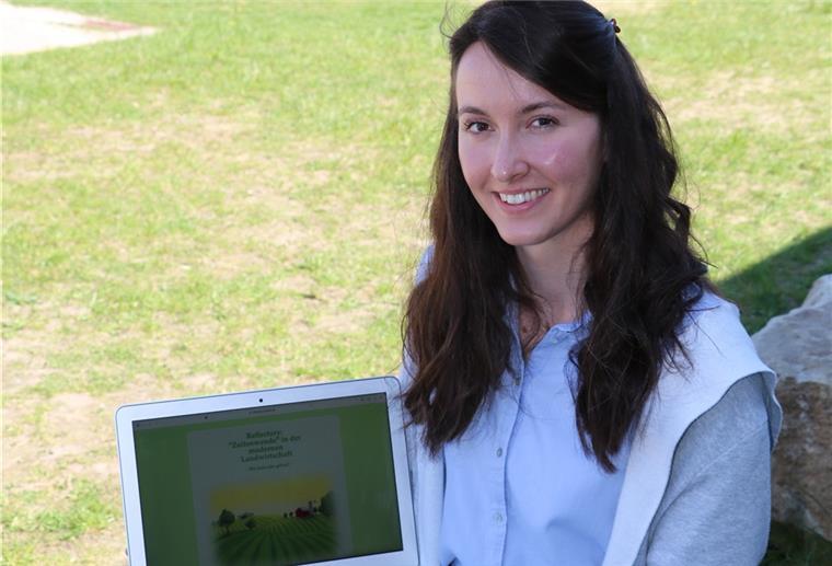 Angehende Lehrerin aus dem Cuxland bekommt Uni-Preis Iris Dücker zeigt ihr „Lernspiel“ auf dem Laptop. Schüler tauchen in eine Geschichte über eine Bauernfamilie in Flögeln ein.